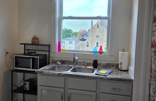 Topeka Apartamento | Beautifully Renovated 1 Bed, 1 Bath, Pet-Friendly Apt, 2 Blks From State Capitol