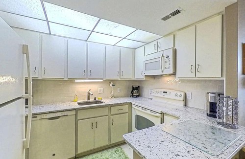North Ocean City Condominio | Beachfront Retreat w/Unparalleled Views, Balcony, W/D, Shared Pools, Gym, WiFi