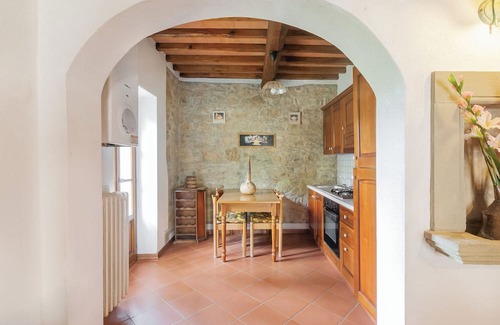 Panzano in Chianti Apartamento | Apartment 'Il Magnifico' with Shared Pool, Private Terrace and Wi-Fi