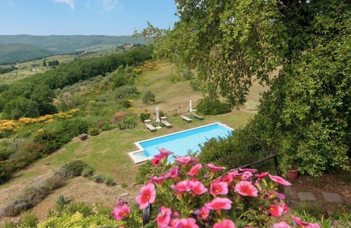 Panzano in Chianti Apartamento | Apartment 'Il Magnifico' with Shared Pool, Private Terrace and Wi-Fi
