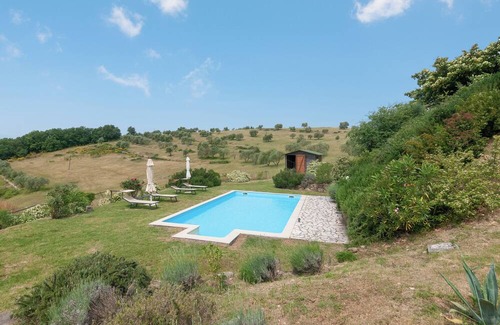 Panzano in Chianti Apartamento | Apartment 'Il Magnifico' with Shared Pool, Private Terrace and Wi-Fi