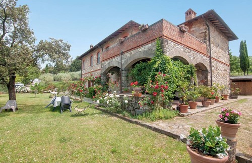 Panzano in Chianti Apartamento | Apartment 'Il Magnifico' with Shared Pool, Private Terrace and Wi-Fi