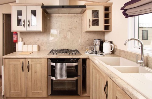 Dymchurch Casa | Stay By The Sea, Beach, Swimming Pool, Arcade