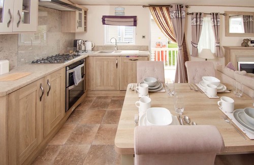 Dymchurch Casa | Stay By The Sea, Beach, Swimming Pool, Arcade