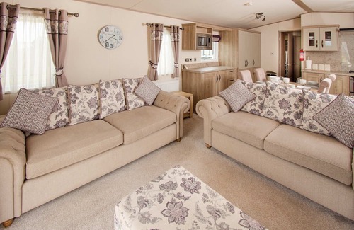 Dymchurch Casa | Stay By The Sea, Beach, Swimming Pool, Arcade
