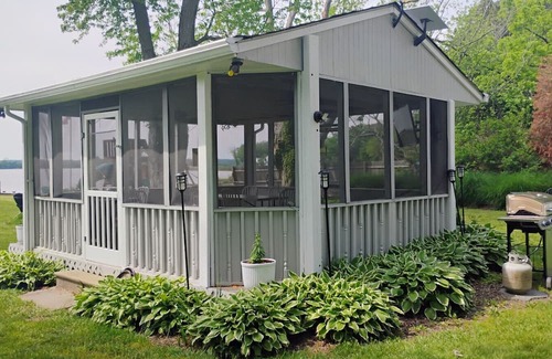 St. Michaels Cabaña | Cottage #5 White Swan At Water with Deck
