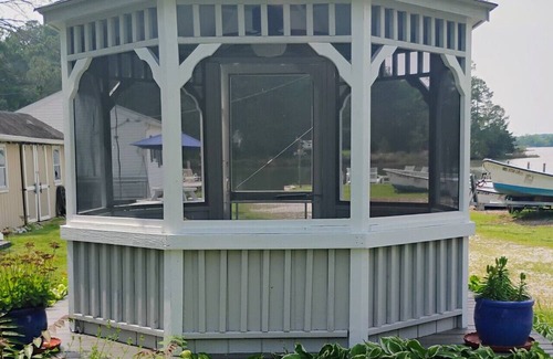 St. Michaels Cabaña | Cottage #5 White Swan At Water with Deck