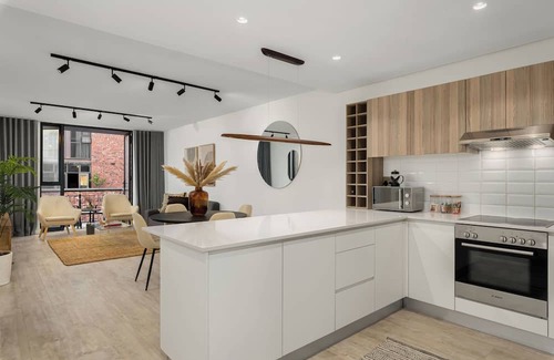 Flora Park Apartamento | Modern Greenpoint Getaway