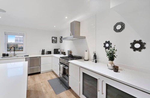 Downtown Apartamento | Central and Lux 2BR Suite with Den and BBQ Sleeps 6