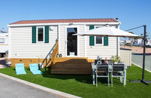 Benidorm Chalet De Esquí | Cozy 2-bedroom private chalet with all amenities close to charming Benidorm.