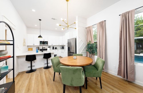 Oak Park - Northwood Casa | Luxury 2-bedroom Pool House in San Antonio