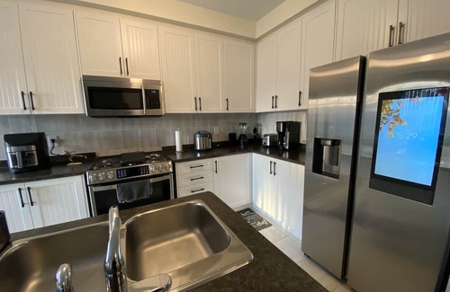 Vaughan Cama Y Desayuno | 3BR Getaway in Kleinburg, Vaughan, Built in 2024 — Stylish Comfort Awaits You!
