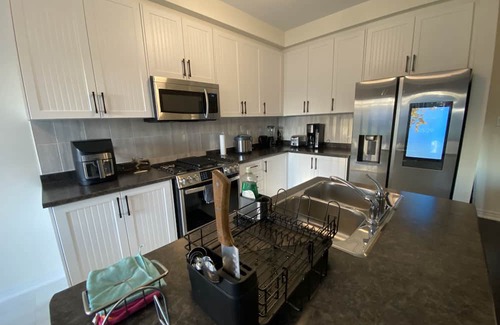 Vaughan Cama Y Desayuno | 3BR Getaway in Kleinburg, Vaughan, Built in 2024 — Stylish Comfort Awaits You!