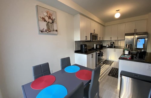 Vaughan Cama Y Desayuno | 3BR Getaway in Kleinburg, Vaughan, Built in 2024 — Stylish Comfort Awaits You!