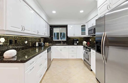 East Fort Lauderdale Casa | Walking from the beach 3Br Villa