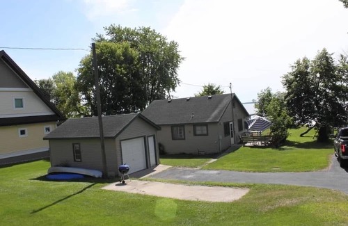 Richville Cabina | Darling 3-bedroom quintessential Ottertail Lake cabin