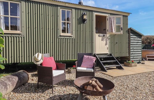 Kennerleigh Cabaña | SHEPHERDS BLISS, romantic, with hot tub in Cheriton Fitzpaine