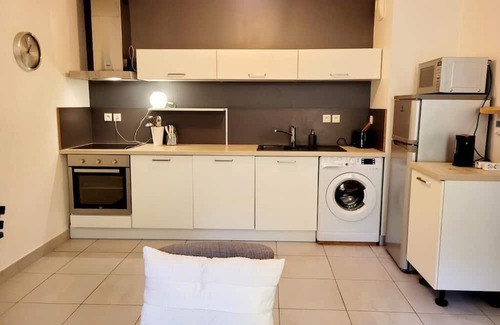 Waldeck-Sully Apartamento | Lil Bretech: Terrace and covered parking