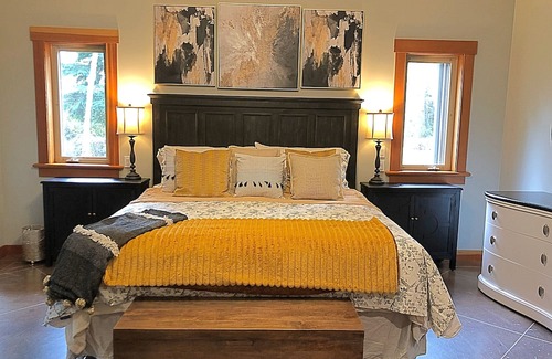 Central Saanich Otro | 5 Bedroom Seabrook Farmhouse, Hot Tub and Swimming Pool 3 min-Butchart Gardens