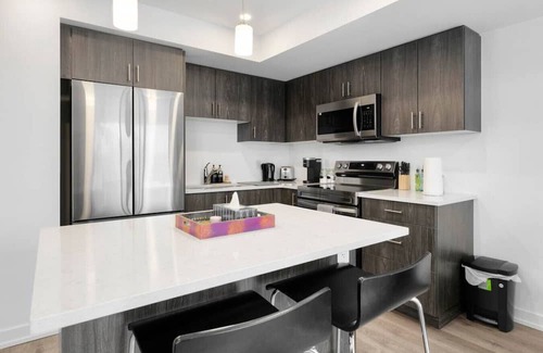Welland Casa | Family Friendly Canal Front 3BR with BBQ and Sleeps 8 guests