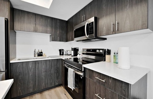 Welland Casa | Family Friendly Canal Front 3BR with BBQ and Sleeps 8 guests