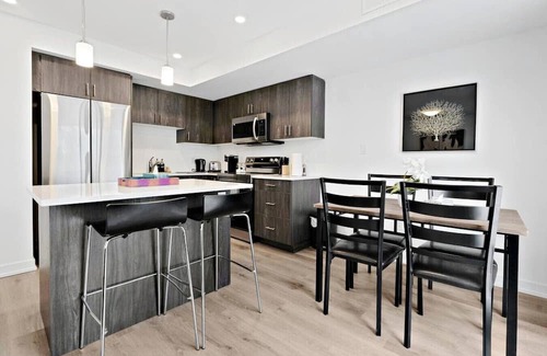 Welland Casa | Family Friendly Canal Front 3BR with BBQ and Sleeps 8 guests