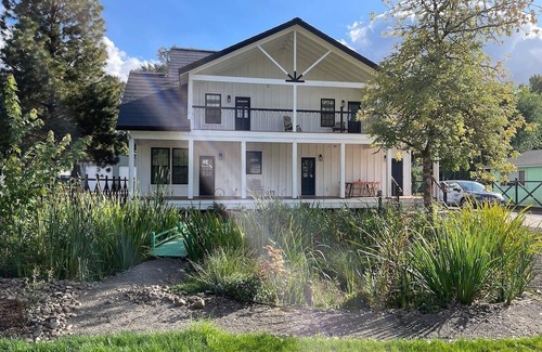 Brownsville Casa | Fabulous Solar Powered Farmhouse with EV Charger