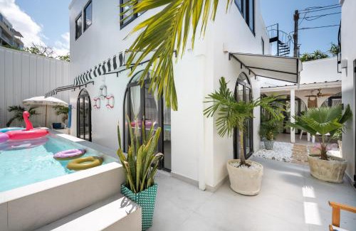 Condado Casa | Lux 6BR Getaway - Condado Pool BBQ Generator Beach 9min Walk
