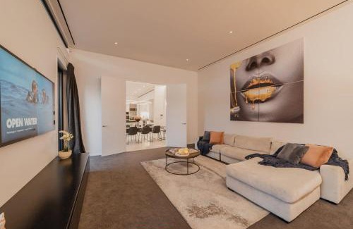 Fendalton Casa | How the 1percent Live - Waiwetu St Sleeps 15