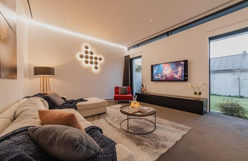 Fendalton Casa | How the 1percent Live - Waiwetu St Sleeps 15