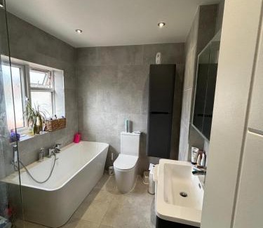 Watford Casa | Luxurious Shared Home - Self Check-In, Free Street Parking