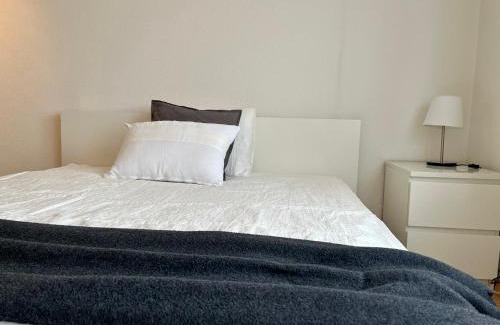 Oberlunkhofen Casa | Helles Zimmer mit eigener Dusche WC