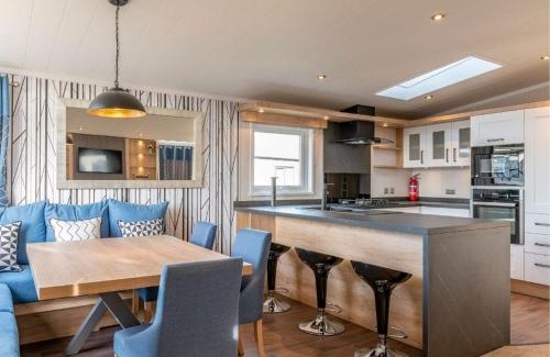 Wells-next-the-Sea Cabina | Pinewoods Saltmarsh Lodge no.1 sleeps 7 – no dogs