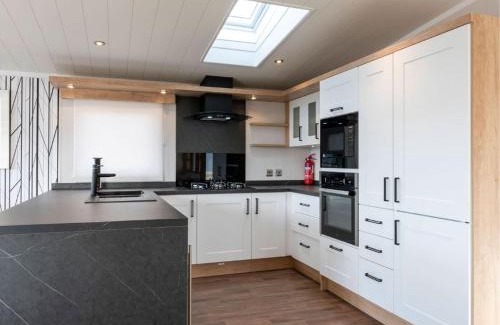 Wells-next-the-Sea Cabina | Pinewoods Saltmarsh Lodge no.1 sleeps 7 – no dogs