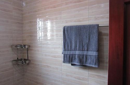 Entebbe Cama Y Desayuno | Apipawe Guesthouse & Tours