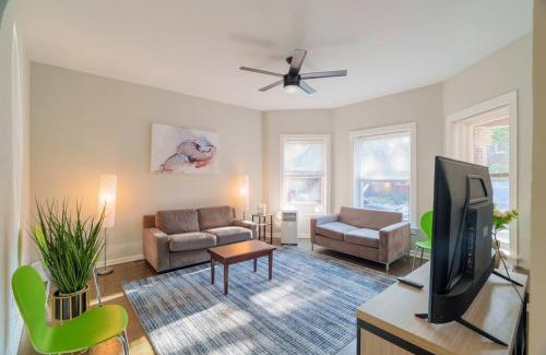 Woodlawn Apartamento | Spacious 4BR Retreat in Vibrant Woodlawn Near UChi