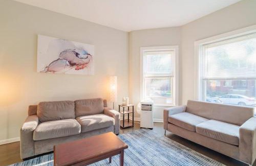 Woodlawn Apartamento | Spacious 4BR Retreat in Vibrant Woodlawn Near UChi