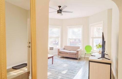 Woodlawn Apartamento | Spacious 4BR Retreat in Vibrant Woodlawn Near UChi