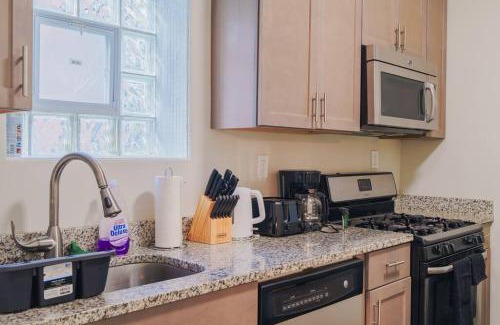 Woodlawn Apartamento | Spacious 4BR Retreat in Vibrant Woodlawn Near UChi
