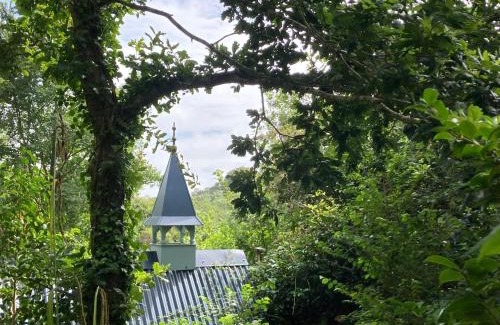 Bude Cabina | Enchanting Hand Painted Tabernacle with Hot Tub
