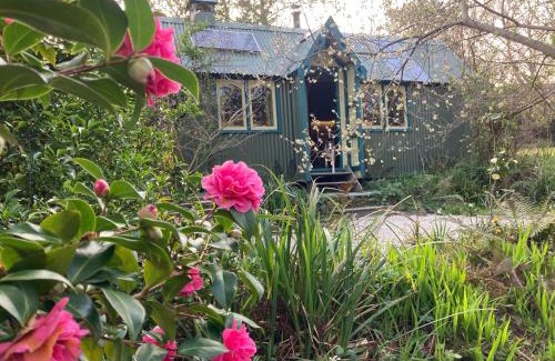 Bude Cabina | Enchanting Hand Painted Tabernacle with Hot Tub