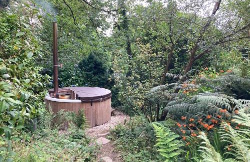Bude Cabina | Enchanting Hand Painted Tabernacle with Hot Tub