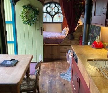 Bude Cabina | Enchanting Hand Painted Tabernacle with Hot Tub