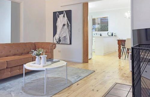 Romsey Casa | 'Hawthorn Park' Farm Homestead in Macedon Ranges