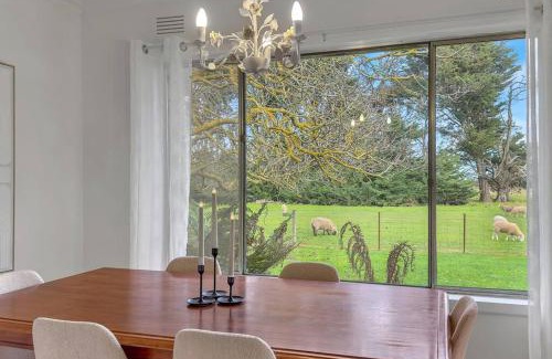 Romsey Casa | 'Hawthorn Park' Farm Homestead in Macedon Ranges