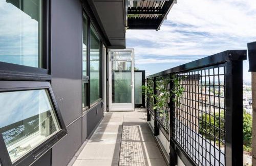 Yesler Terrace Apartamento | Cozy 1 bed with city/water view.