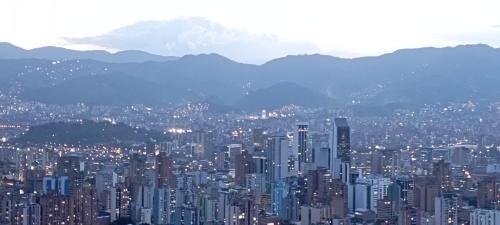 Villa Hermosa Apartamento | Comodo apartamento en Medellín con una vista maravillosa de la ciudad