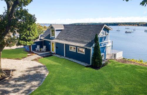 East Greenwich Casa | East Greenwich Waterfront Gem Renovated with Kayaks