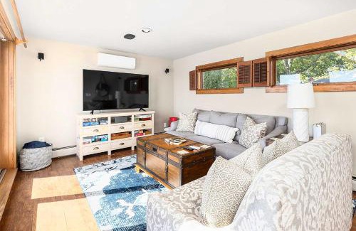 East Greenwich Casa | East Greenwich Waterfront Gem Renovated with Kayaks