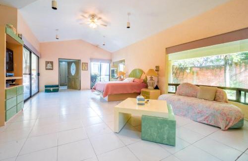 Lomas de Cocoyoc Casa | HostPal Casa Familiar Estilo Colonial